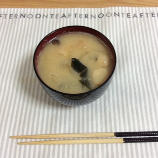 パパッと美味しく！しめじとタマネギの味噌汁